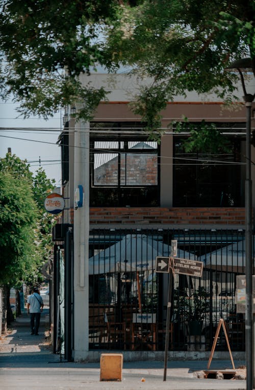 bar, bina, dikey atış içeren Ücretsiz stok fotoğraf