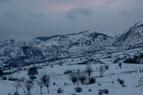Free Serene snowy mountains with a vast landscape at dusk, showcasing winter beauty. Stock Photo