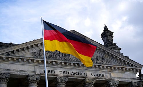 建物の前のドイツの旗