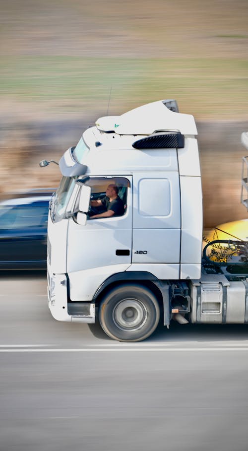 Kostenloses Stock Foto zu fahrzeug, laster, schwenk