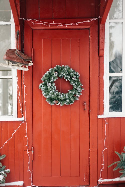 Základová fotografie zdarma na téma brusle, červené dveře, dřevěné dveře