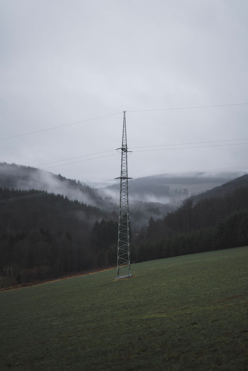Een mistig landschap met een staalframe tegen de mistige heuvels in Olsberg, Duitsland.