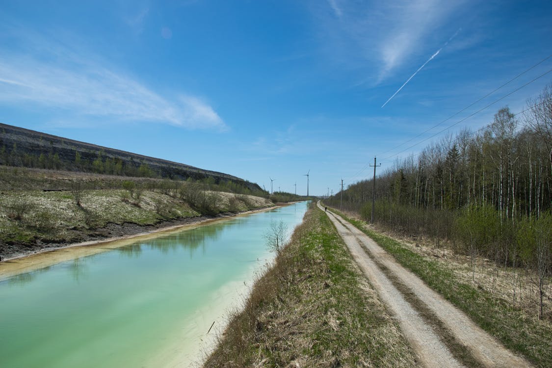 Безкоштовне стокове фото на тему «блакитне небо, вода, ґрунтова дорога»