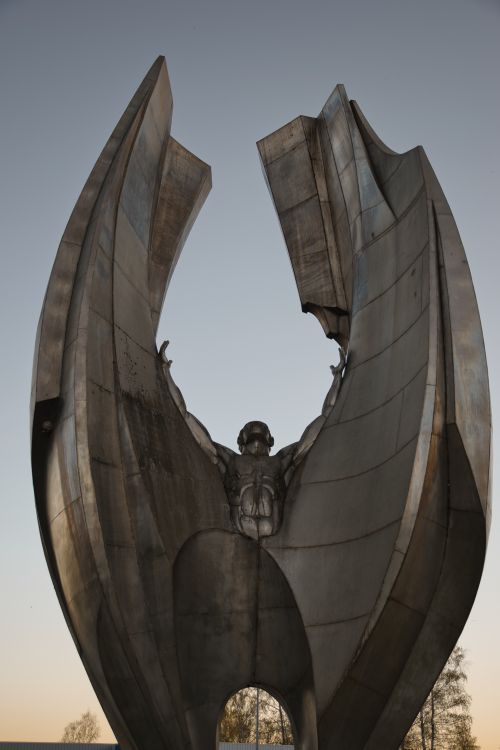 Free A dramatic monument depicting abstract shapes against a twilight sky, symbolizing strength and resilience. Stock Photo