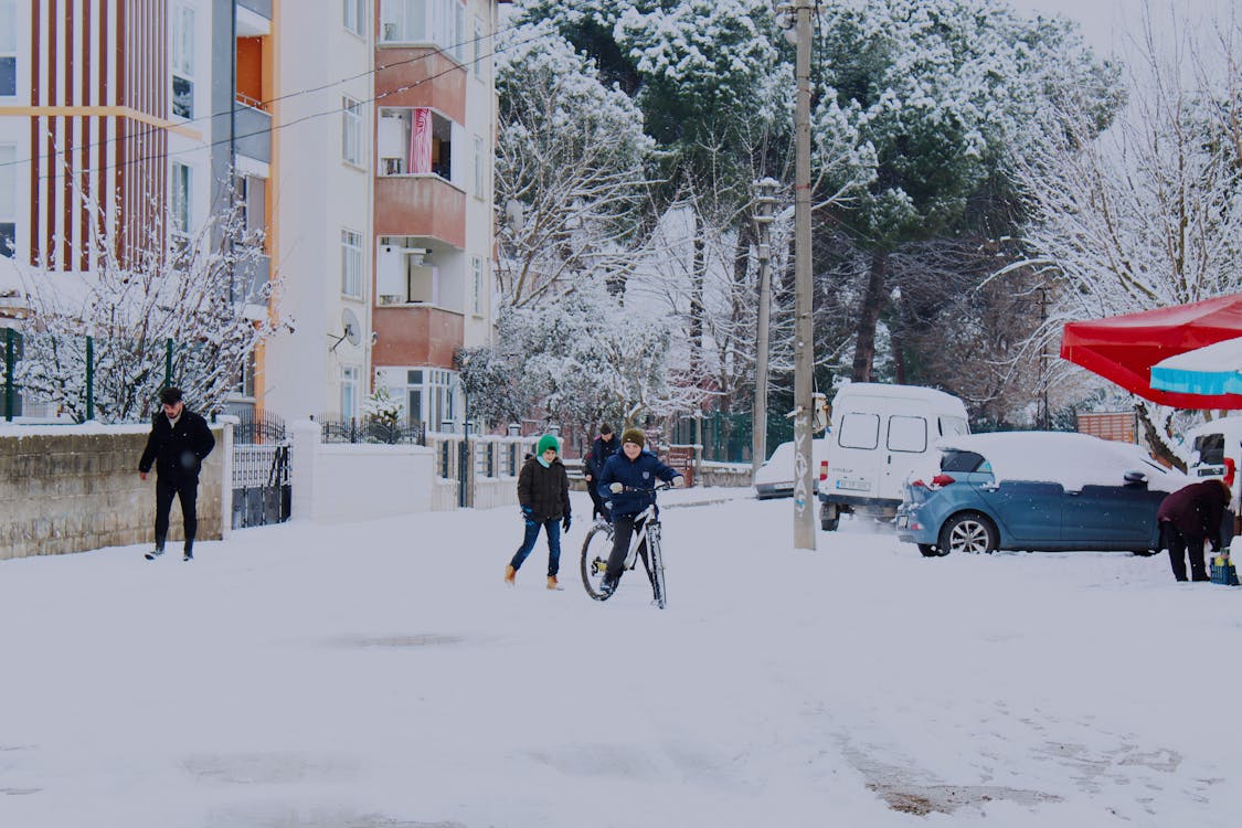 Darmowe zdjęcie z galerii z dzieci, granie, pora roku