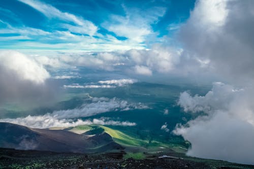 Free Белые облака и зеленая гора Stock Photo
