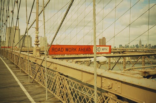 Señalización Roja Y Blanca Con Texto De Obras Viales Adelante