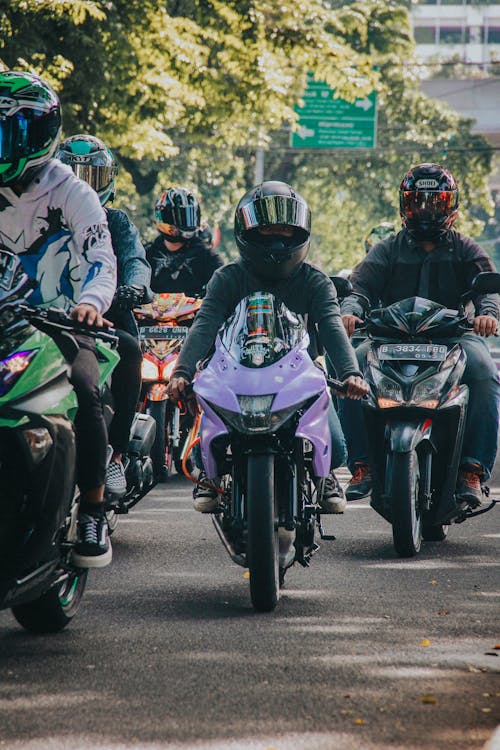 Free Fotos de stock gratuitas de cascos de moto, ciclistas, equitación Stock Photo