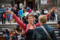 巴塞罗那街景繁华，人们在充满活力的城市环境中互动