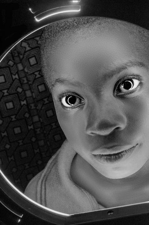 Základová fotografie zdarma na téma Afrika, černobílý, černý teenager