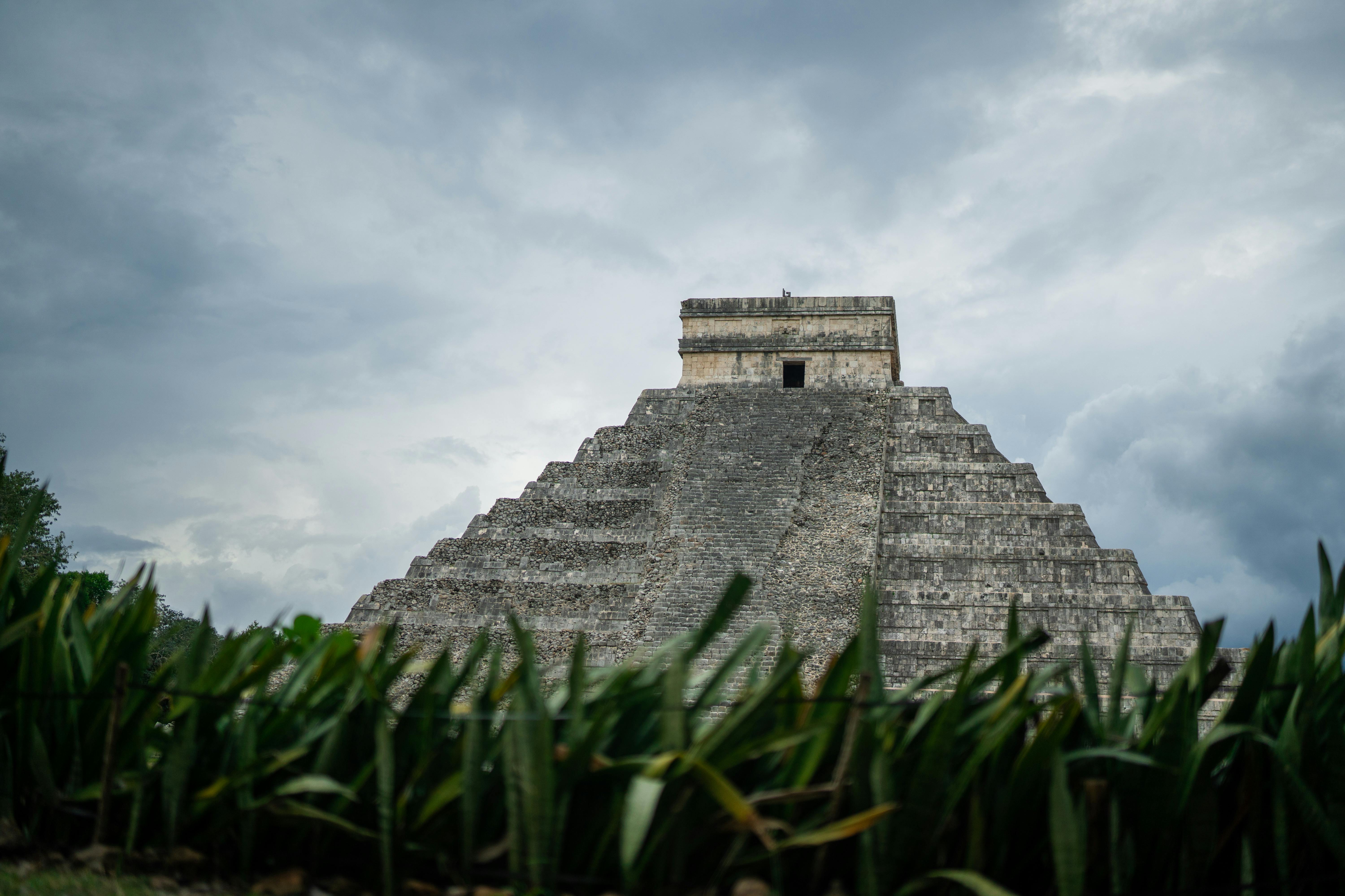 mayapan vs chichen itza which to recommend to your clients - Scenic view of the El Castillo pyramid at Chichén Itzá, capturing its historical grandeur.