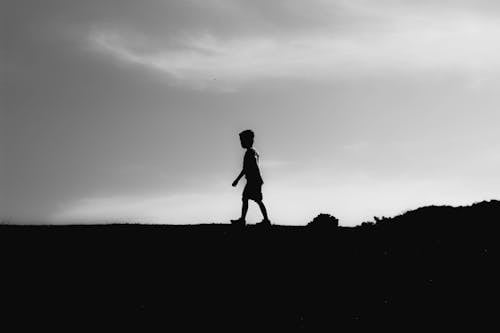 Základová fotografie zdarma na téma černobílý, chlapec, chůze
