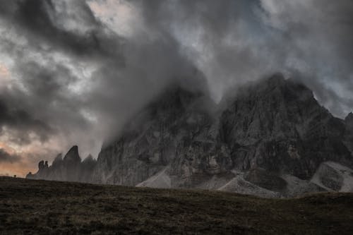 Montagne Couverte De Brouillard