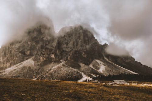 Casa Gris Bajo El Pie Del Volcán Gris Y Blanco