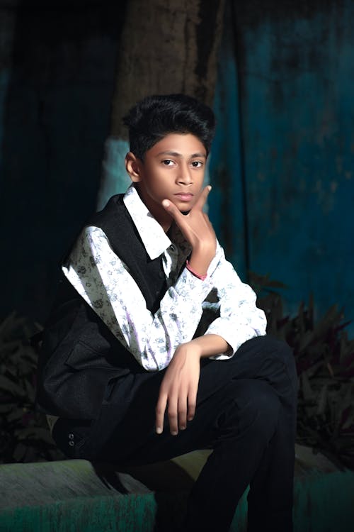 Základová fotografie zdarma na téma asijský kluk, betonové lavice, černá vesta