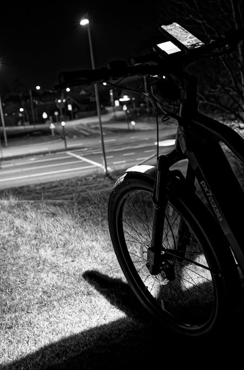Gratuit Photos gratuites de bicyclette, la nuit, noir et blanc Photos