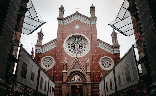 Photos gratuites de bâtiment, cathédrale, ciel sombre