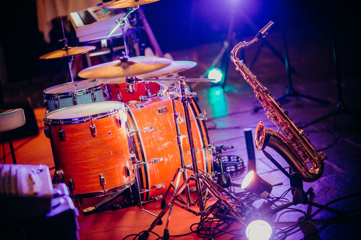 Drums auf einer Konzertbühne mit Bühnenlicht