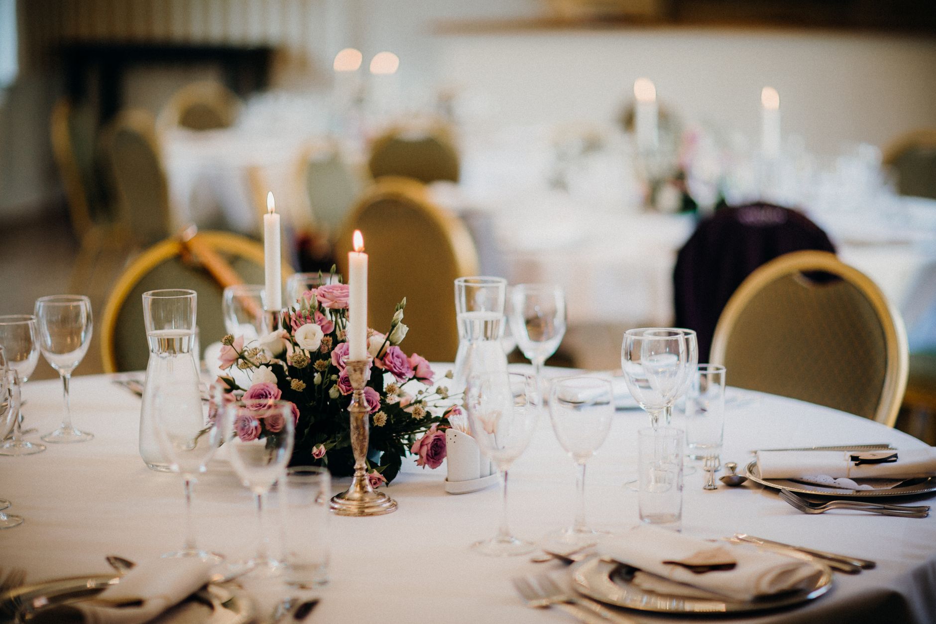 Menjaga Kualitas Standar Pelayanan dan Rasa Sajian Prasmanan Jagarasa untuk Setiap Acara 3 Elegant table setting for a wedding with a floral centerpiece and candles.
