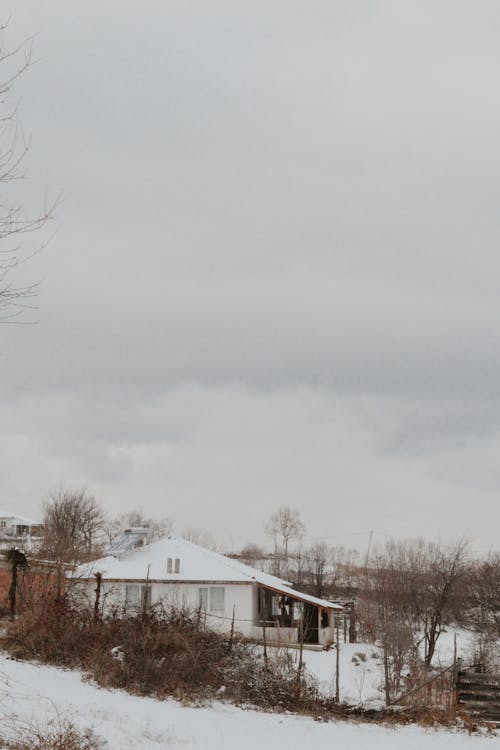 คลังภาพถ่ายฟรี ของ ชนบท, ท้องฟ้าครึ้ม, มีหิมะปกคลุม