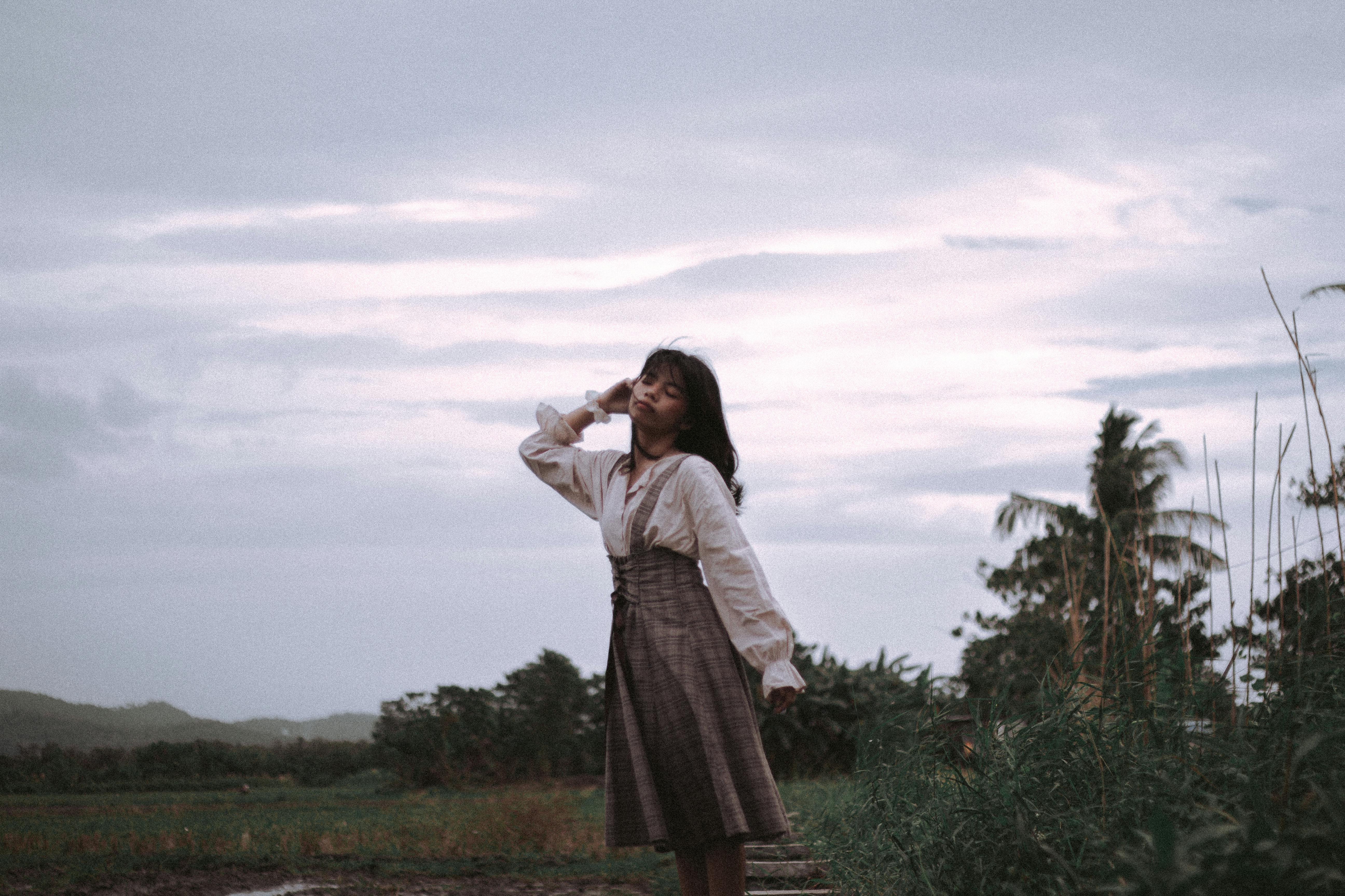 From vintage tops to maxi skirts, build your summer wardrobe with these it girl fashion trends — Photo by Renthel Cueto on Pe