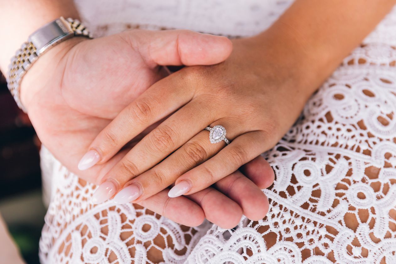 Blog, Guides bagues - Bague diamant portée, mise en scène romantique
