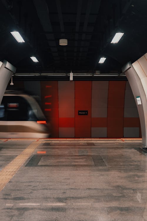 Foto profissional grátis de estação de metrô, interior, movimento