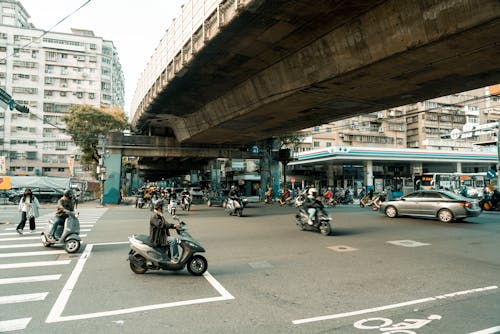 Foto stok gratis berkuda, jembatan, kendaraan bermotor