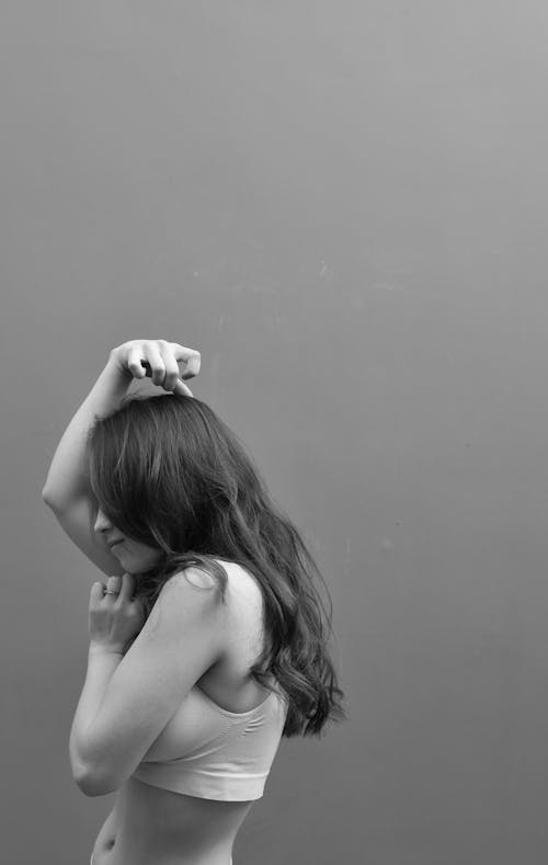 Free Side view portrait of a woman in monochrome, portraying introspection and emotion. Stock Photo