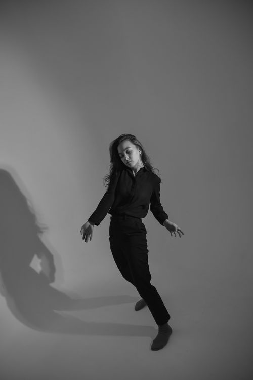 Free Black and white portrait of a woman in a studio, showcasing elegant fashion style. Stock Photo