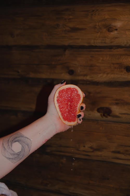 Gratis arkivbilde med grapefrukt, hånd, hender menneskehender
