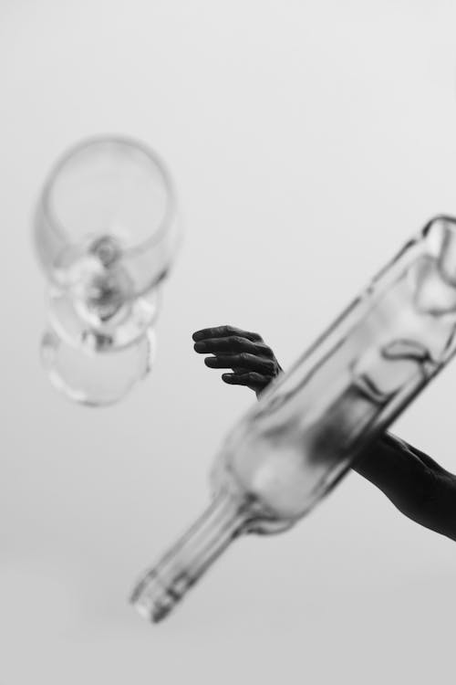 Darmowe zdjęcie z galerii z alkohol, butelka, czarno-biały