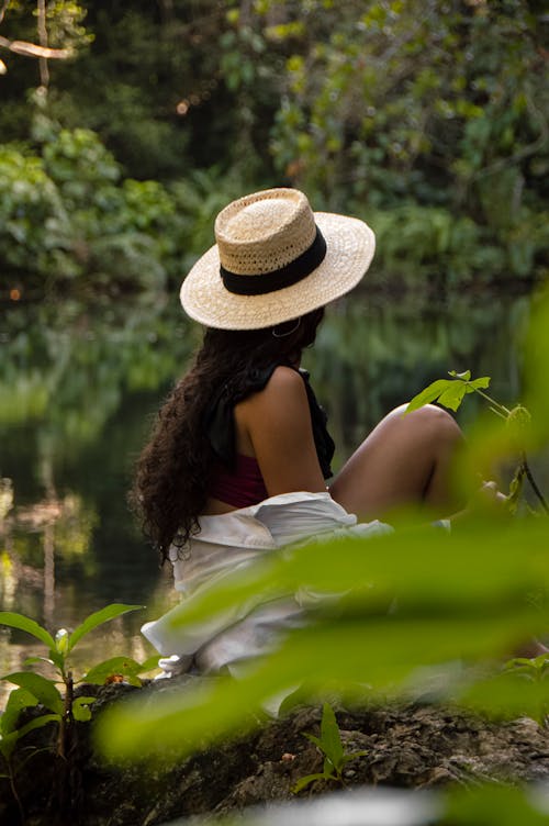 Immagine gratuita di capelli lunghi, cappello intrecciato, donna