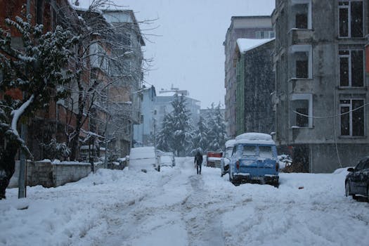 A snow-covered street scene in Samsun, Türkiye, during a heavy winter snowstorm.