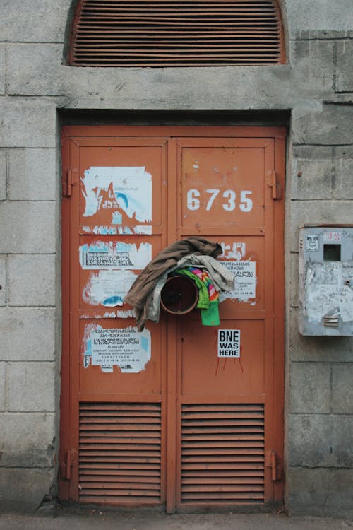 Základová fotografie zdarma na téma adresa, dvojitých dveřích, vertikální záběr