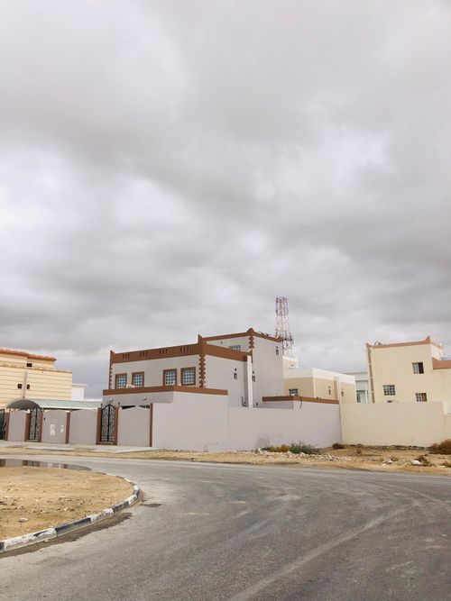 Free A suburban building on a quiet street with overcast skies, offering ample copy space. Stock Photo