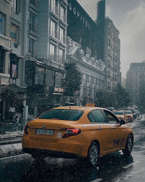 거리, 건물, 노란 택시의 무료 스톡 사진