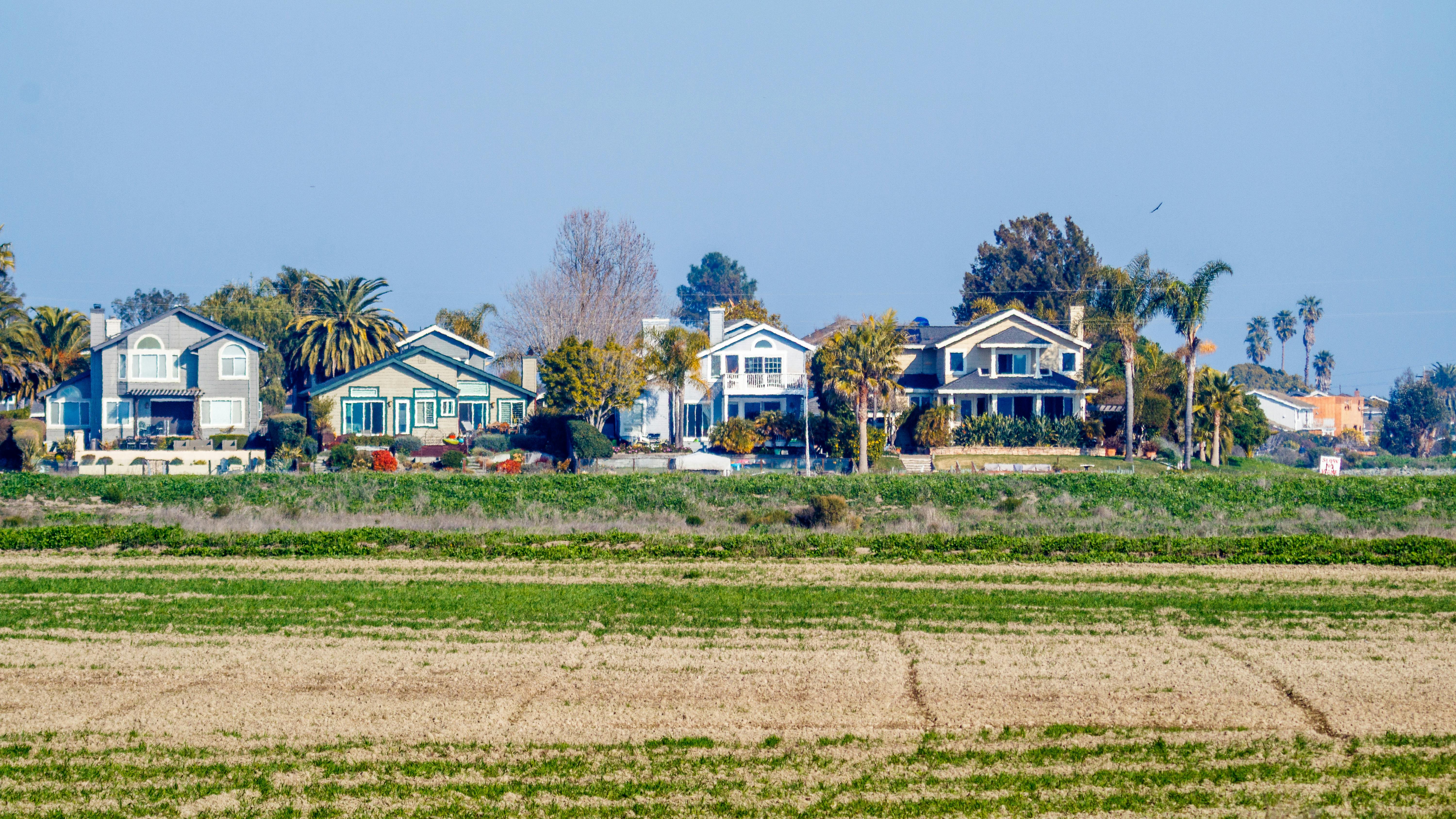 April home sales disappoint as higher mortgage rates weigh on buyers — Photo by Robert So on Pexels