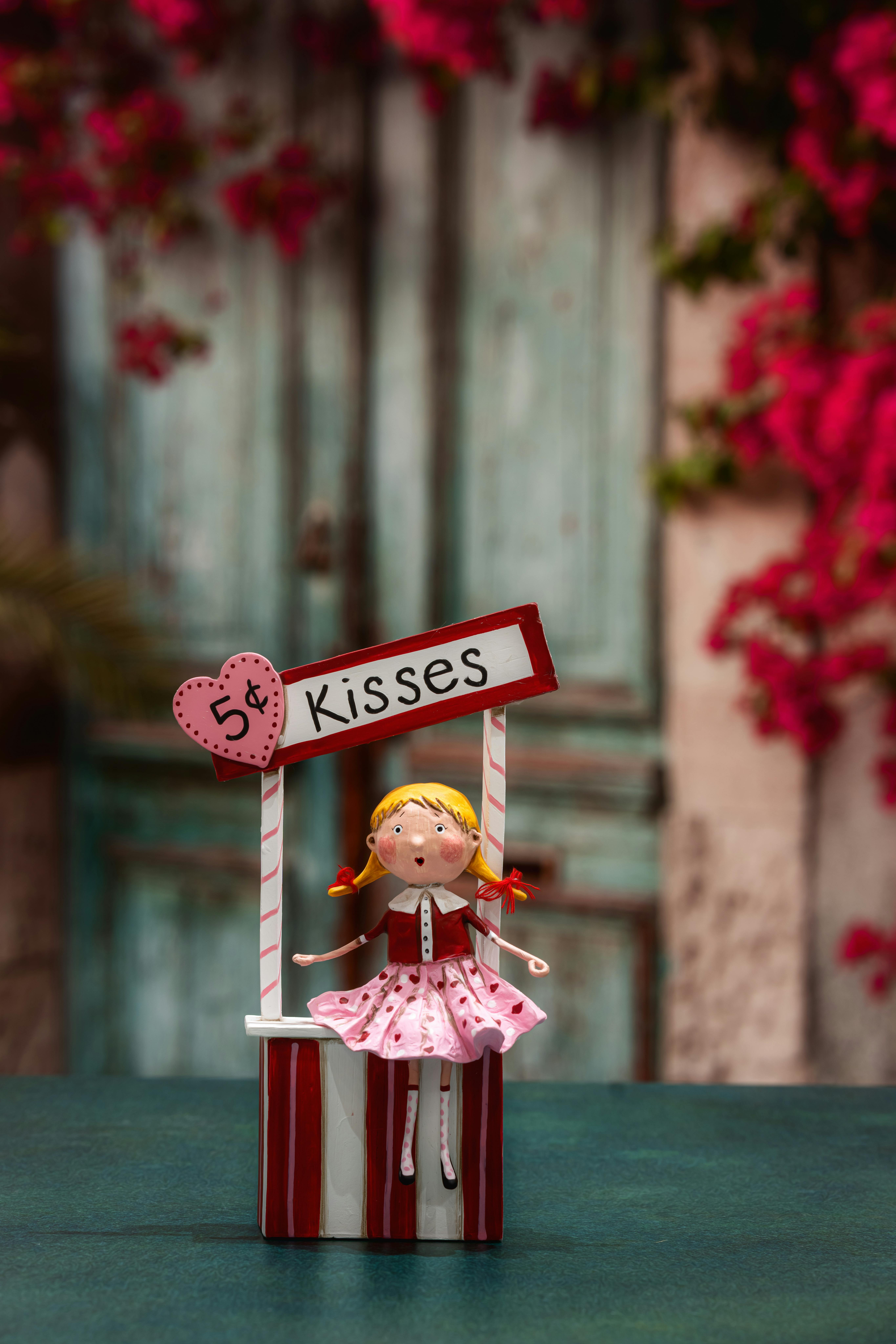 5 Cent Kisses Figurine