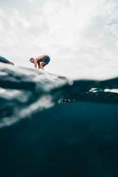 一名男子潜入印度尼西亚的热带海洋，体验夏季冒险的刺激
