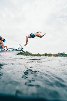 在印度尼西亚，一名男子从船上一跃而起，后空翻潜入大海，捕捉到了这一冒险时刻