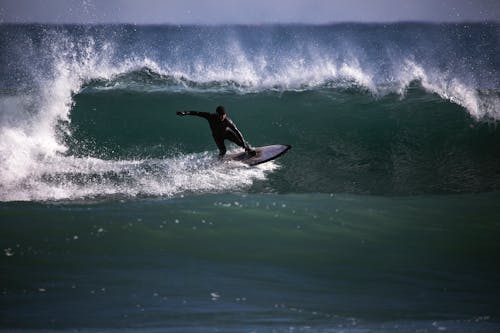Bezpłatne Darmowe zdjęcie z galerii z deska surfingowa, fala, kombinezon Zdjęcie z galerii