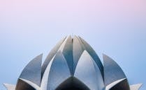 新德里标志性的莲花寺以其独特的建筑设计，展现出令人惊叹的低角度景观