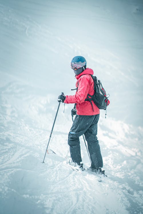 Бесплатное стоковое фото с альпинизм, альпинист, вертикальный выстрел