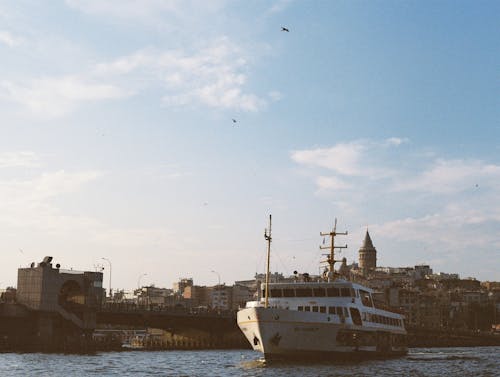 Photos gratuites de bateau de croisière, bord de l'eau, citadin