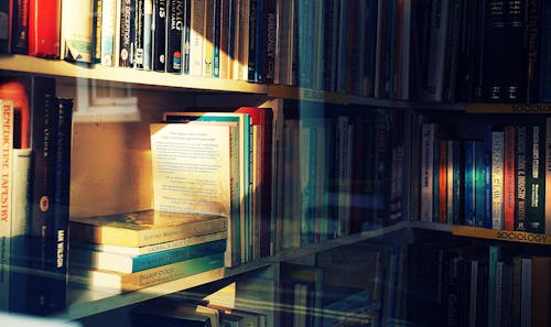 бесплатная Фотография книг на книжной полке Стоковое фото
