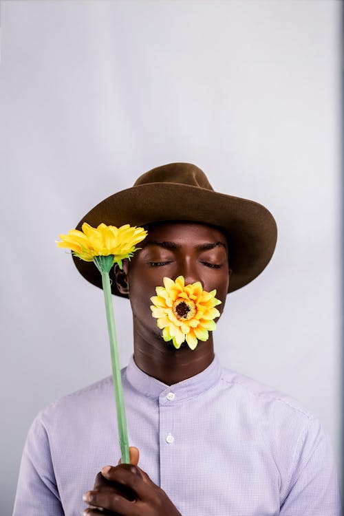 Straw hat sunflower decoration hi-res stock photography and images