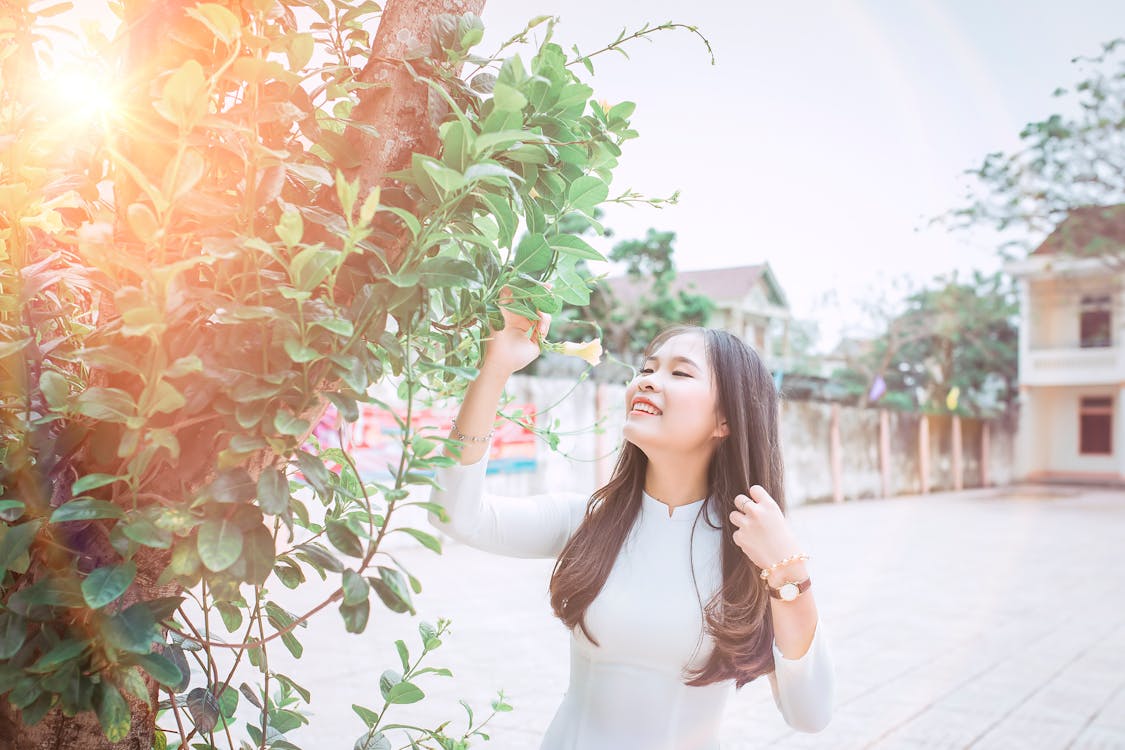 Free Photography of a Woman Near Tree Stock Photo