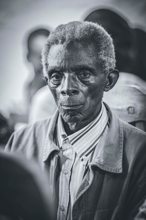 Free Captivating black and white portrait of a senior man showcasing traditional attire. Stock Photo