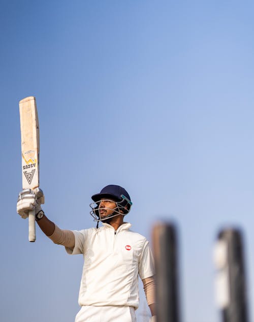 Kostenloses Stock Foto zu blauer himmel, cricket-spieler, cricketschläger